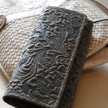 Laden Sie das Bild in den Galerie-Viewer, leder geldboerse flower und big - braun gepraegt 12 kartenfaecher mit rfid schutz 3 scheinfaecher