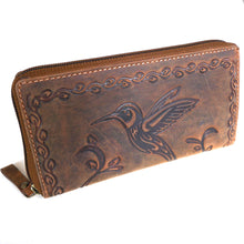 Laden Sie das Bild in den Galerie-Viewer, Reissverschluss Geldbörse Naturleder braun mit Kolibri Motiv