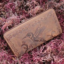 Laden Sie das Bild in den Galerie-Viewer, Reissverschluss Geldbörse Naturleder braun mit Kolibri Motiv