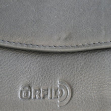 Laden Sie das Bild in den Galerie-Viewer, leder geldbörse hamburg - schwarz extra flach 3 Kartenfaecher mit rfid schutz 2 Scheinfaecher