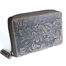 Laden Sie das Bild in den Galerie-Viewer, Geldbörse FLOWER M - braun, geprägt, 10 Kartenfächer, 2 Scheinfächer, Reißverschluss außen