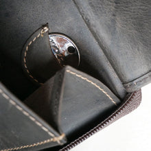 Laden Sie das Bild in den Galerie-Viewer, Geldbörse FLOWER M - braun, geprägt, 10 Kartenfächer, 2 Scheinfächer, Reißverschluss außen