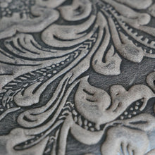 Laden Sie das Bild in den Galerie-Viewer, Geldbörse FLOWER M - braun, geprägt, 10 Kartenfächer, 2 Scheinfächer, Reißverschluss außen