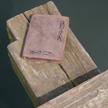 Laden Sie das Bild in den Galerie-Viewer, geldbeutel naturleder hochkant braun tribal