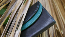 Laden Sie das Bild in den Galerie-Viewer, Mini Leder Geldbeutel zweifarbig in schwarz tuerkis mit Platz fuer drei Bankkarten