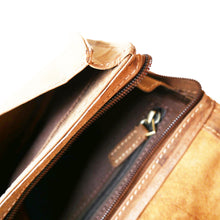 Laden Sie das Bild in den Galerie-Viewer, Biker Tasche Vintage cognac aus Wildleder