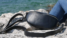 Laden Sie das Bild in den Galerie-Viewer, Handtasche sling bag Leder schwarz