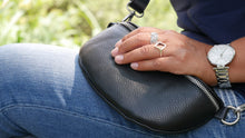Laden Sie das Bild in den Galerie-Viewer, Handtasche sling bag Leder schwarz
