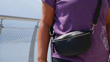 Laden Sie das Bild in den Galerie-Viewer, Handtasche sling bag Leder schwarz