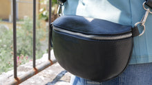 Laden Sie das Bild in den Galerie-Viewer, Handtasche sling bag Leder schwarz