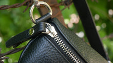 Laden Sie das Bild in den Galerie-Viewer, Handtasche sling bag Leder schwarz Reissverschluss