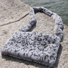 Laden Sie das Bild in den Galerie-Viewer, Handtasche Teddypluesch grau leoprint flauschig