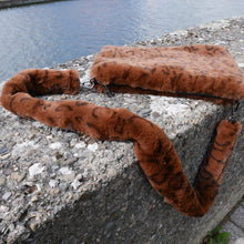 Laden Sie das Bild in den Galerie-Viewer, Handtasche Teddypluesch braun leoprint