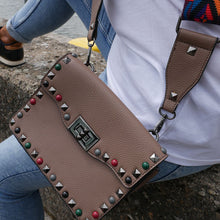 Laden Sie das Bild in den Galerie-Viewer, schoene handtasche mit guitar riemen caramel