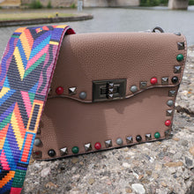 Laden Sie das Bild in den Galerie-Viewer, schoene handtasche mit guitar riemen caramel