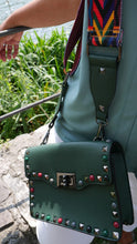 Laden Sie das Bild in den Galerie-Viewer, handtasche gruen mit guitarstripe riemen