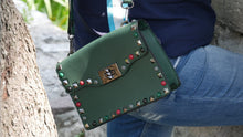 Laden Sie das Bild in den Galerie-Viewer, handtasche gruen mit guitarstripe riemen