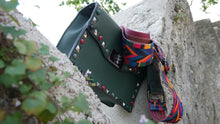 Laden Sie das Bild in den Galerie-Viewer, handtasche gruen mit guitarstripe riemen