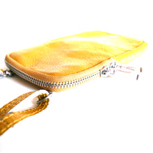 Laden Sie das Bild in den Galerie-Viewer, handytasche-echtleder-safrangelb