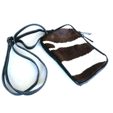 Laden Sie das Bild in den Galerie-Viewer, Umhaengetasche ONE OF BIG FIVE - Fellimitat - Echtleder mit verstellbarem Lederriemen