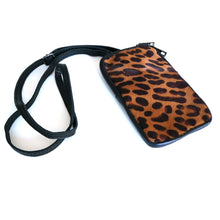 Laden Sie das Bild in den Galerie-Viewer, Umhaengetasche WILDCAT - Fellimitat - Echtleder mit verstellbarem Lederriemen