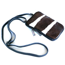 Laden Sie das Bild in den Galerie-Viewer, Umhaengetasche ONE OF BIG FIVE - Fellimitat - Echtleder mit verstellbarem Lederriemen