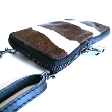 Laden Sie das Bild in den Galerie-Viewer, Umhaengetasche ONE OF BIG FIVE - Fellimitat - Echtleder mit verstellbarem Lederriemen