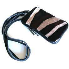 Laden Sie das Bild in den Galerie-Viewer, Handy Umhängetasche STRIPE - Fellimitat, Echtleder mit verstellbarem Lederriemen