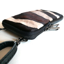 Laden Sie das Bild in den Galerie-Viewer, Umhängetasche STRIPE - Fellimitat, Echtleder mit verstellbarem Lederriemen