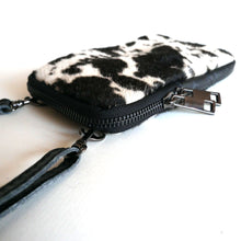 Laden Sie das Bild in den Galerie-Viewer, Umhaengetasche WILDCATS - Fellimitat - Echtleder mit verstellbarem Lederriemen