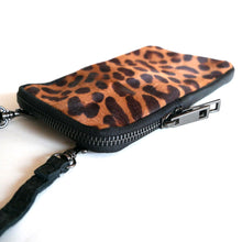 Laden Sie das Bild in den Galerie-Viewer, Umhaengetasche WILDCAT - Fellimitat - Echtleder mit verstellbarem Lederriemen