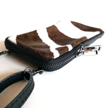 Laden Sie das Bild in den Galerie-Viewer, Umhaengetasche ONE OF BIG FIVE - Fellimitat - Echtleder mit verstellbarem Lederriemen