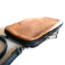 Laden Sie das Bild in den Galerie-Viewer, Umhaengetasche BEAR - Fellimitat - Echtleder mit verstellbarem Lederriemen
