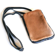Laden Sie das Bild in den Galerie-Viewer, Umhaengetasche BEAR - Fellimitat - Echtleder mit verstellbarem Lederriemen