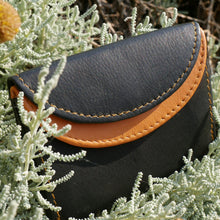 Laden Sie das Bild in den Galerie-Viewer, Mini Leder Geldbeutel zweifarbig in schwarz ocker mit Platz fuer drei Bankkarten