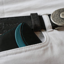 Laden Sie das Bild in den Galerie-Viewer, Mini Leder Geldbeutel zweifarbig in schwarz tuerkis mit Platz fuer drei Bankkarten