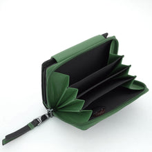 Laden Sie das Bild in den Galerie-Viewer, Reissverschluss Geldbörse candy green and black - 11 Kartenfaecher mit RFID-Schutz, 2 Scheinfaecher