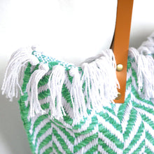 Laden Sie das Bild in den Galerie-Viewer, Schultertasche PAIA - aus Baumwolle, wahlweise in grün, rot, türkis