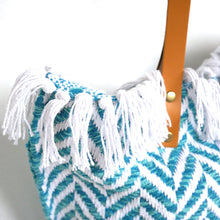 Laden Sie das Bild in den Galerie-Viewer, Schultertasche PAIA - aus Baumwolle, wahlweise in grün, rot, türkis