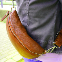 Laden Sie das Bild in den Galerie-Viewer, moderne Bauchtasche in braun - Sling Bag - Guerteltasche - Made in Italy