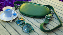 Laden Sie das Bild in den Galerie-Viewer, moderne Bauchtasche in olivgruen - Sling Bag - Guerteltasche - Made in Italy