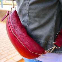 Laden Sie das Bild in den Galerie-Viewer, moderne Bauchtasche in rot - Sling Bag - Guerteltasche - Made in Italy