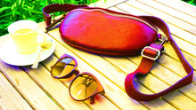 Laden Sie das Bild in den Galerie-Viewer, moderne Bauchtasche in rot - Sling Bag - Guerteltasche - Made in Italy