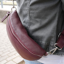 Laden Sie das Bild in den Galerie-Viewer, umhaengetasche - slingbag echtleder in rotbraun