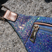 Laden Sie das Bild in den Galerie-Viewer, Slingbag - Bauchtasche mIt Sparkling Glitter blau rose gold
