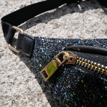 Laden Sie das Bild in den Galerie-Viewer, Slingbag - Bauchtasche mIt Sparkling Glitter schwarz gold
