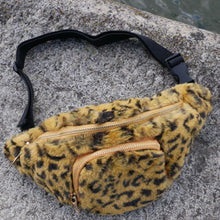 Laden Sie das Bild in den Galerie-Viewer, Bauchtasche - Slingbag im Teddypluesch und Leo Print
