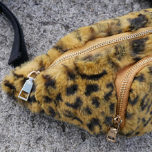 Laden Sie das Bild in den Galerie-Viewer, Bauchtasche - Slingbag im Teddypluesch und Leo Print
