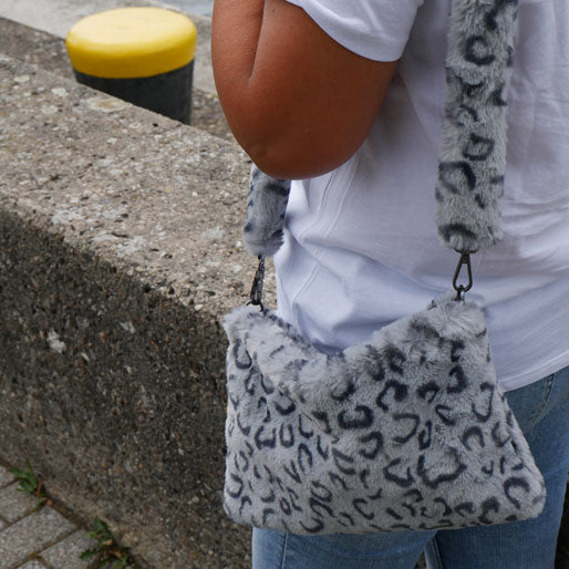 Handtasche Teddypluesch grau leoprint flauschig