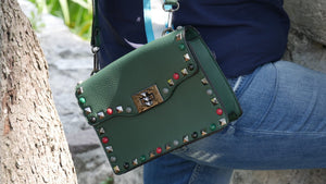 handtasche gruen mit guitarstripe riemen